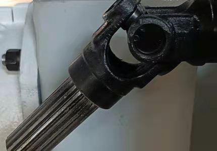 HZCD WSP Extendable Universal Joint Is Mounted On A Machine